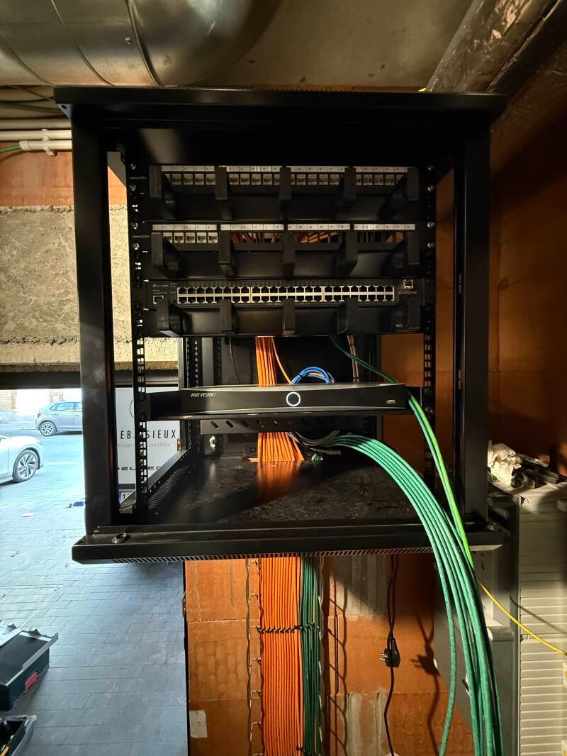 Cablage baie informatique - Basècles