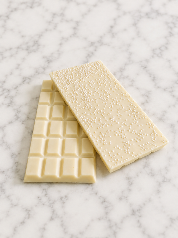 Witte chocoladetablet met gepofte rijst