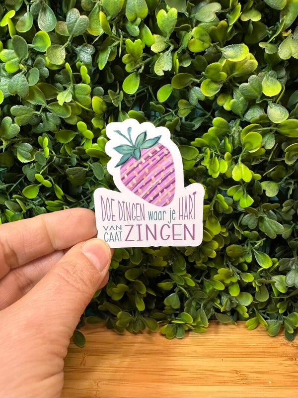 Sticker - AARDBEI - Doe dingen waar je hart van gaat zingen