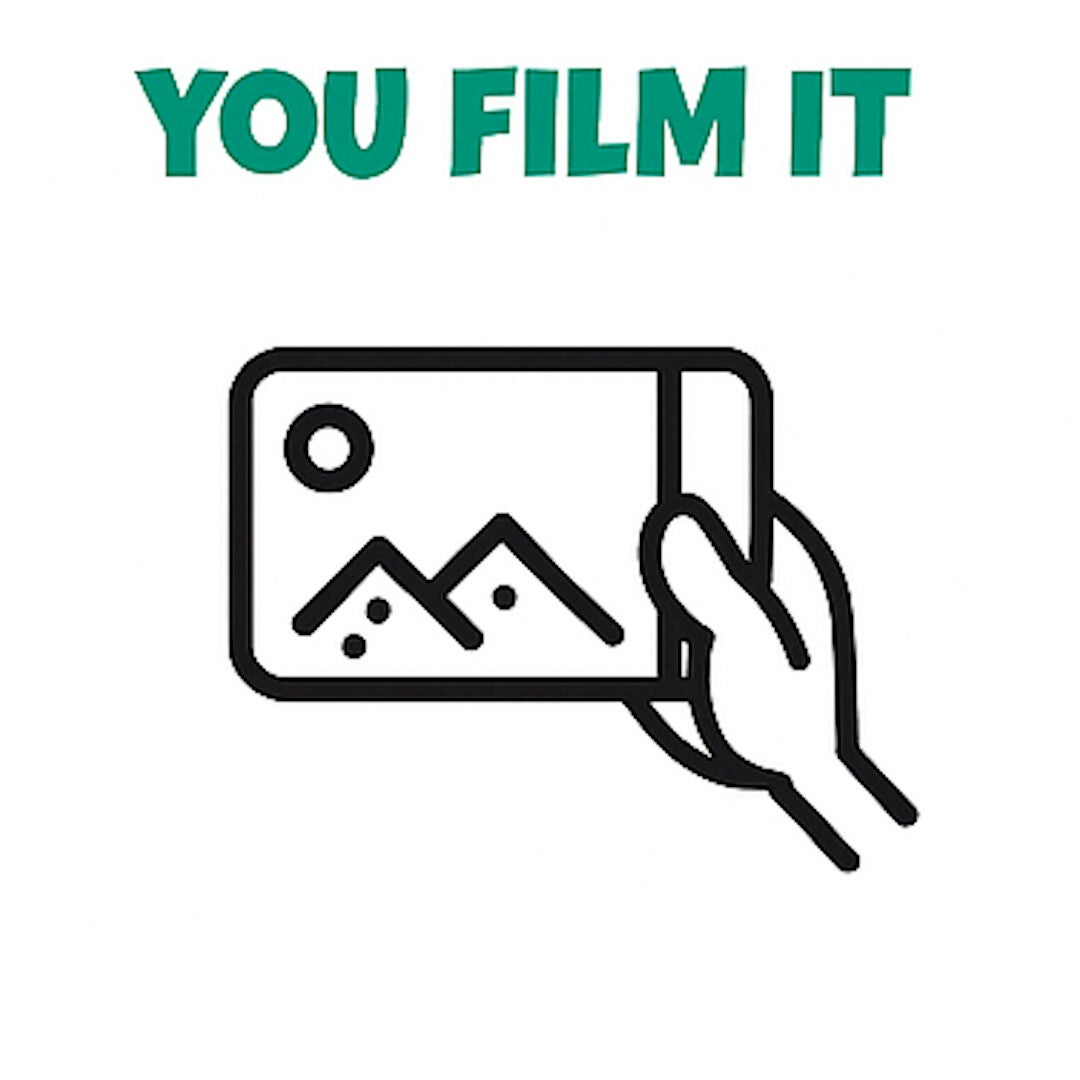 Groep 8 leerlingen voeren hun afscheidsmusical op terwijl ouders filmen vanuit de zaal