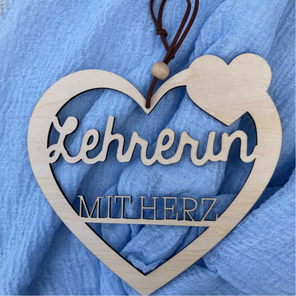Lehrerin mit Herz – personalisierter Holzanhänger mit Gravur & Trockenblumen