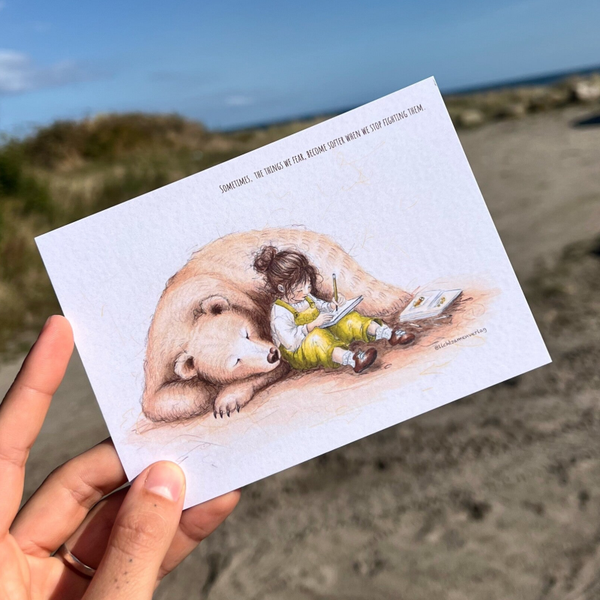 Postkarte Bär und Mädchen A6 | Mut ohne Kampf