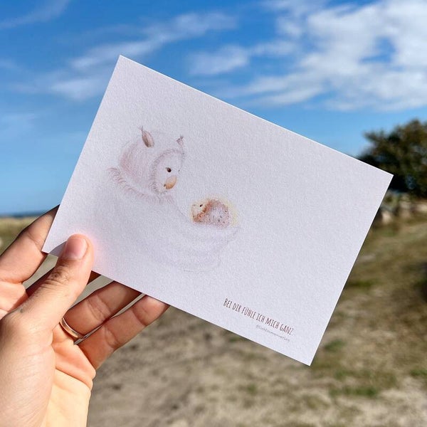 Bei dir fühle ich mich ganz · Postkarte mit Eule und Igel