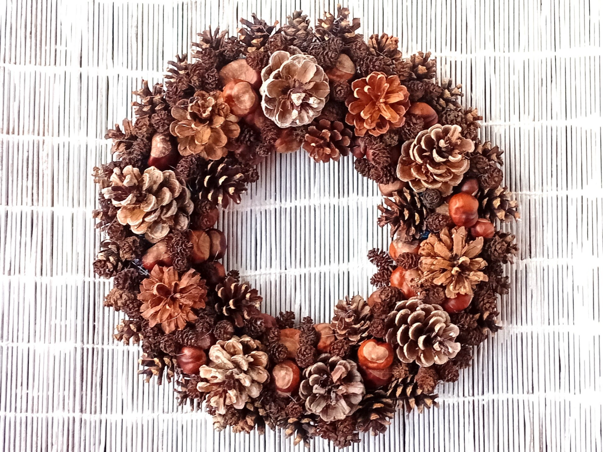 NATURAL TREE CONES, SEEDS WREATHS - L