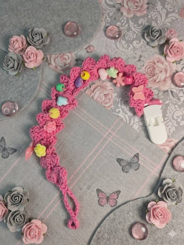 ​🌸 Attache-Tétine Artisanale en Crochet – Modèle "Jardin Enchanté"