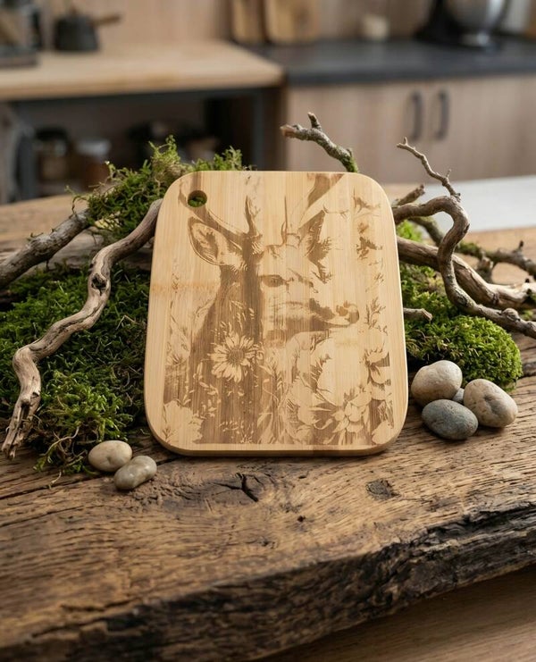 🦌 Planche en bois gravée – Motif Cerf & fleurs (style nature)