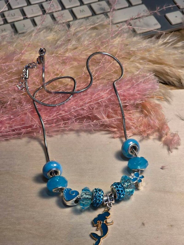 ​🧜‍♀️ Collier "Murmure des Océans" – Pendentif Sirène et Perles Bleues