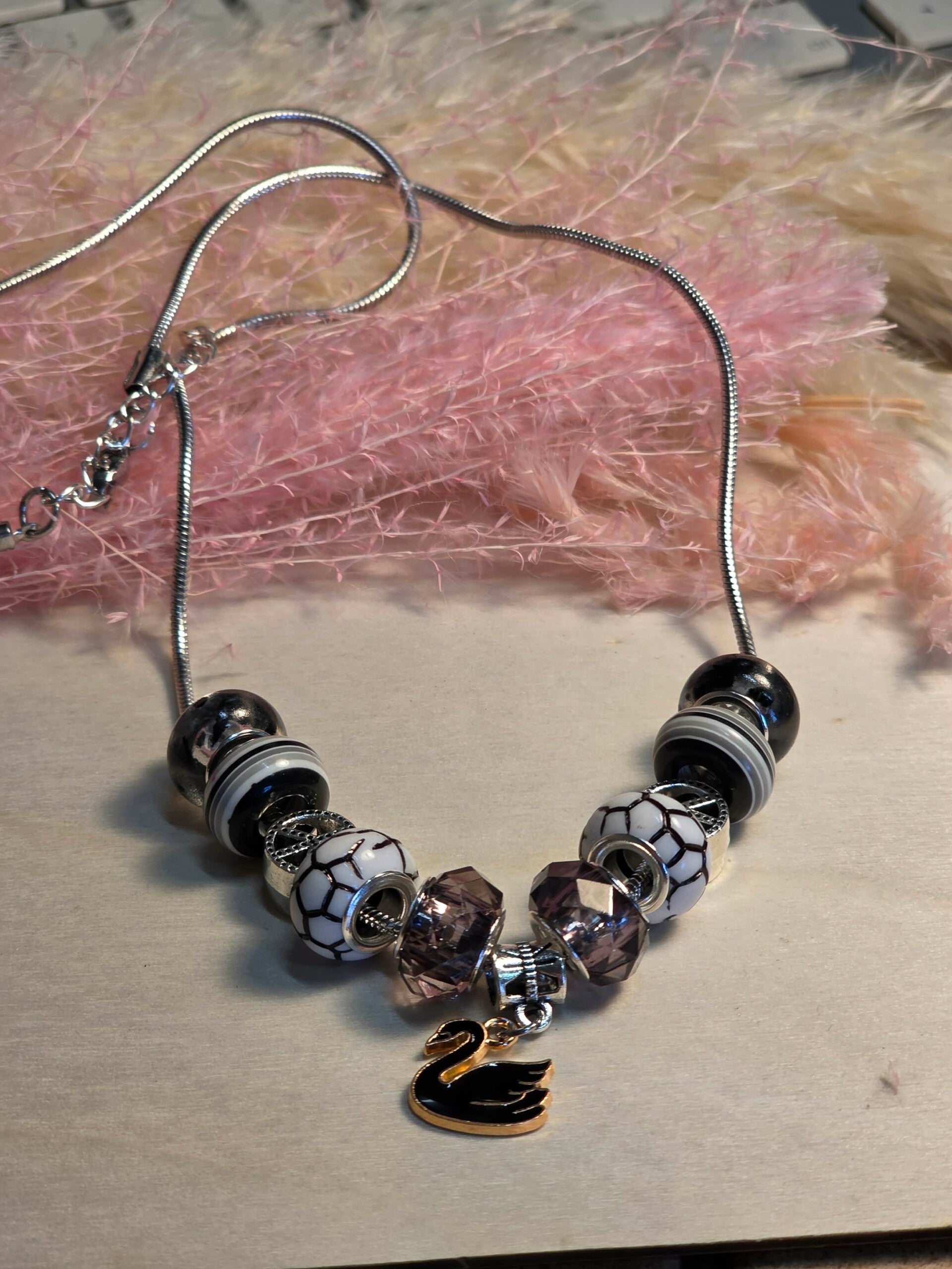 ​Collier "Élégance Rebelle" – Charms Noir & Blanc et Pendentif Cygne