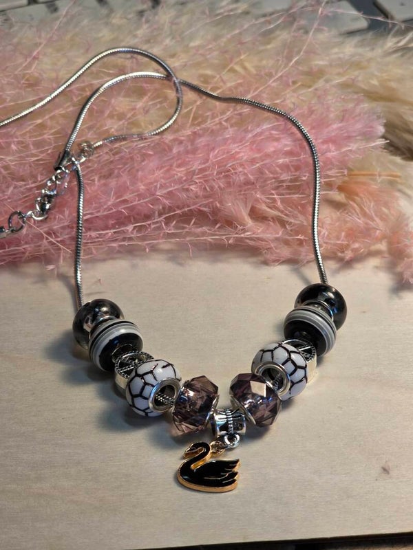 ​Collier "Élégance Rebelle" – Charms Noir & Blanc et Pendentif Cygne