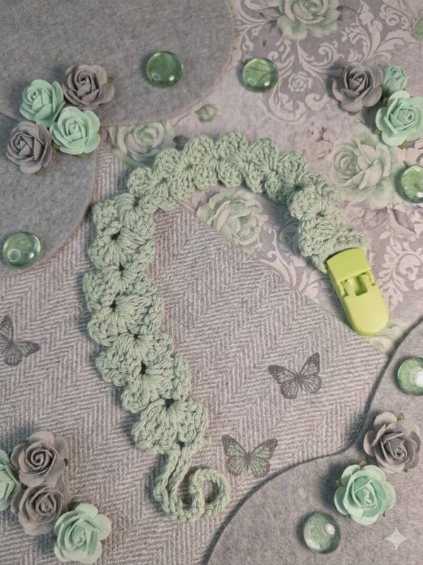​🌸 Attache-Tétine Artisanale en Crochet – Modèle "Jardin Enchanté"