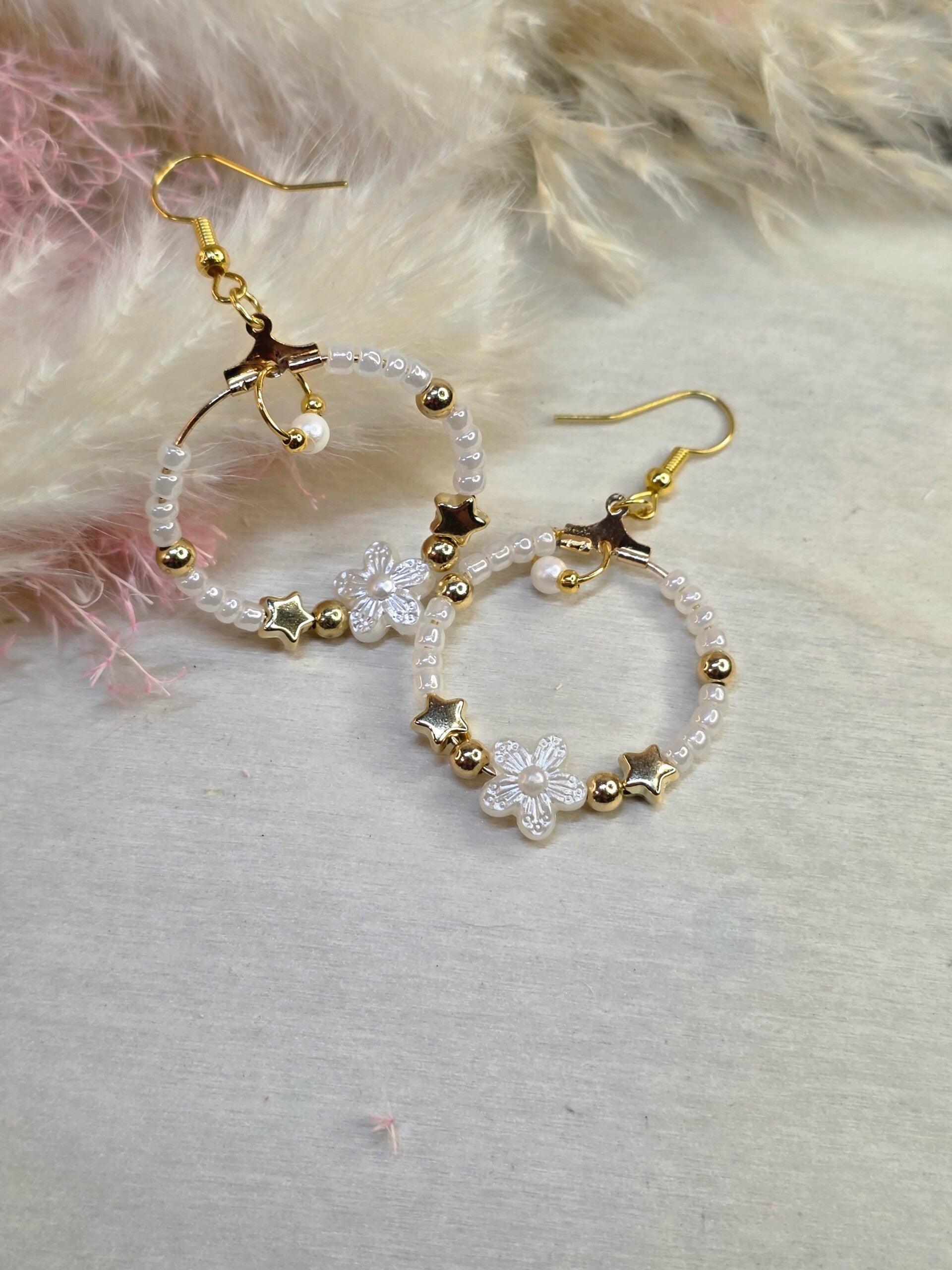 Boucles d'Oreilles Créoles Perlées "Constellation Florale" – Doré et Nacre