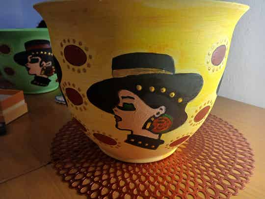 Macetón plástico pintado a mano con "gitanita" tamaño grande