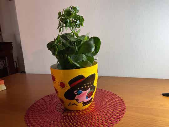 Maceta Plástico pintada a mano con " gitanita" Tamaño Mediano