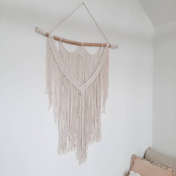 Macramé wandkleed aan stok