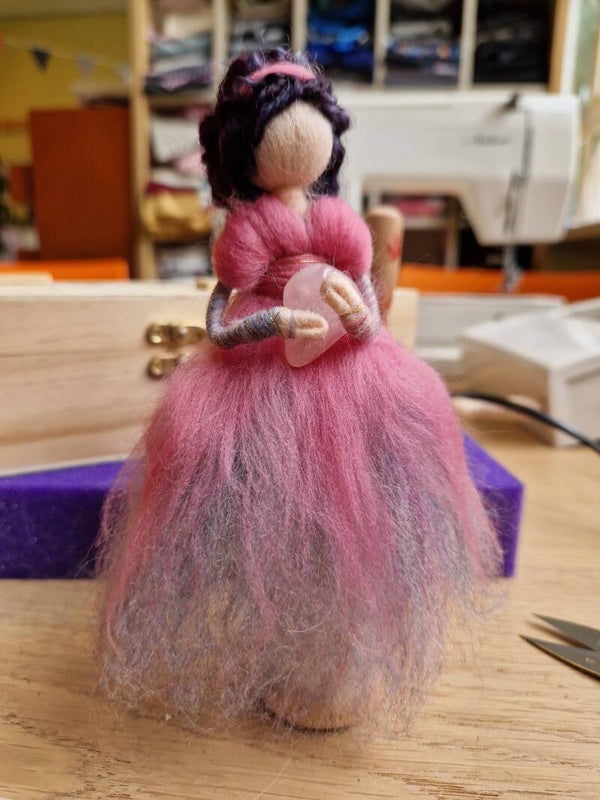 Wolvilt vrouw met rozenkwarts