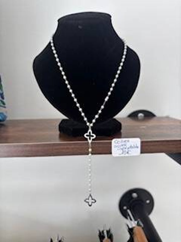 Collier tombant en perles fines