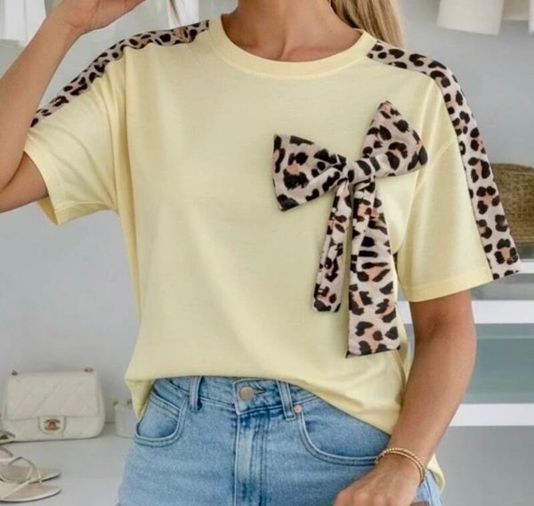 Top a bandes et noeud leopard jaune clair