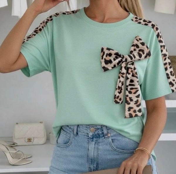 Top a bandes et noeud leopard vert d'eau