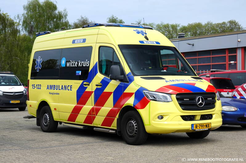 15-122-mercedes-benz-sprinter-visser-witte-kruis-den-haag-bouwjaar-2022-foto-04-2026-kopie-standard.jpg