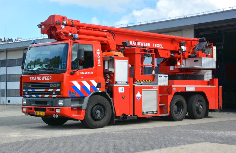 5551-TEXEL-DAF-CF-75-HOOGWERKERJPG.jpg