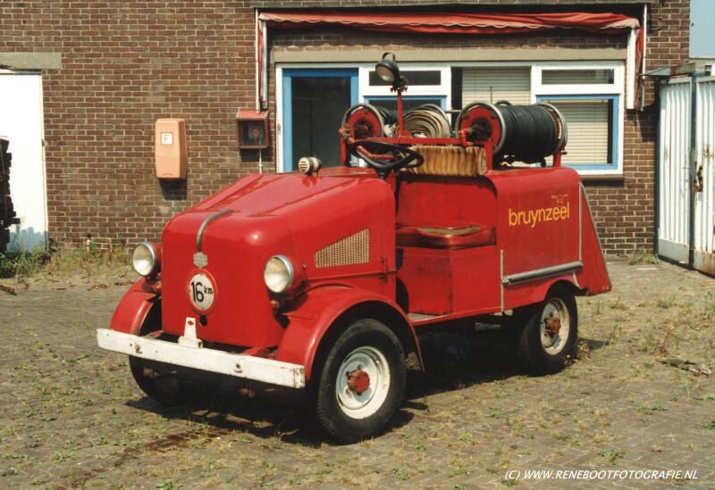 BEDRIJFSBRANDWEER-BRUIJNZEEL-ZAANDAM-SAME-TRACTOR-BOUDEWIJN-1963-KOPIE.jpg