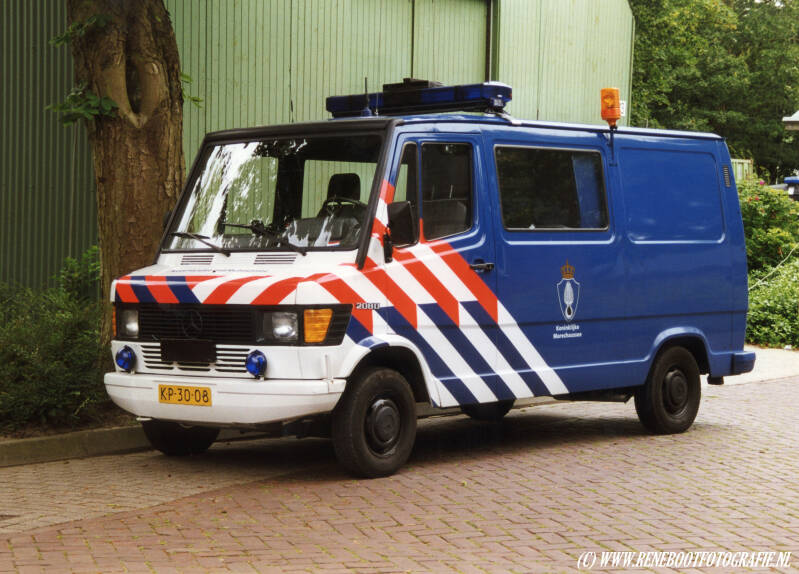 KP-30-08-MERCEDES-BENZ-208D-KONINKLIJKE-MARECHAUSSEE-KOPIE.jpg