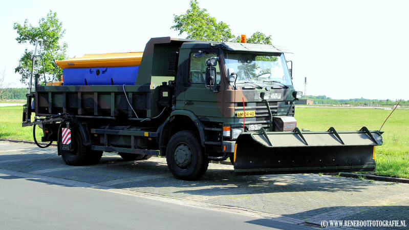SCANIA-93H-KIPPER-KONINKLIJKE-LUCHTMACHT-SNEEUWPLOEG-KOPIE-1.jpg