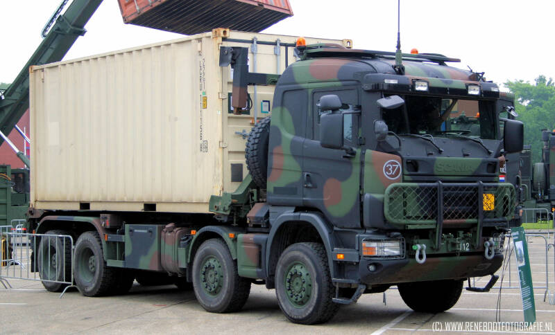 SCANIA-P124-CB-420-WLSGESLOTEN-GEPANTSERD-KOPIE.jpg