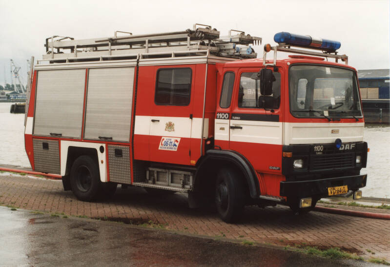 VD-64-JL-ROTTERDAM-DAF-FF-1100-DOESCHOT-ROSENBAUER.jpg
