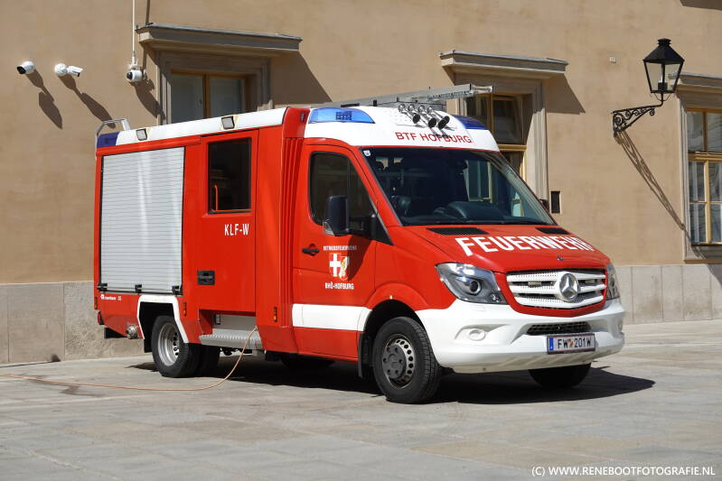 wenen-bedrijfsbrandweer-hofburg-mercedes-benz-sprinter-516-cdi-rosenbauer-cl-bouwjaar-2016-foto-2026-kopie-standard.jpg