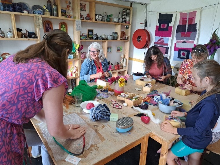 potje van klei met allemaal sliertjes. keramiek workshop in Poortugaal