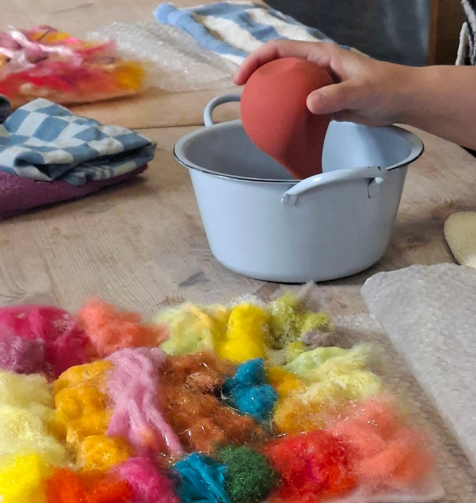 potje van klei met allemaal sliertjes. keramiek workshop in Poortugaal