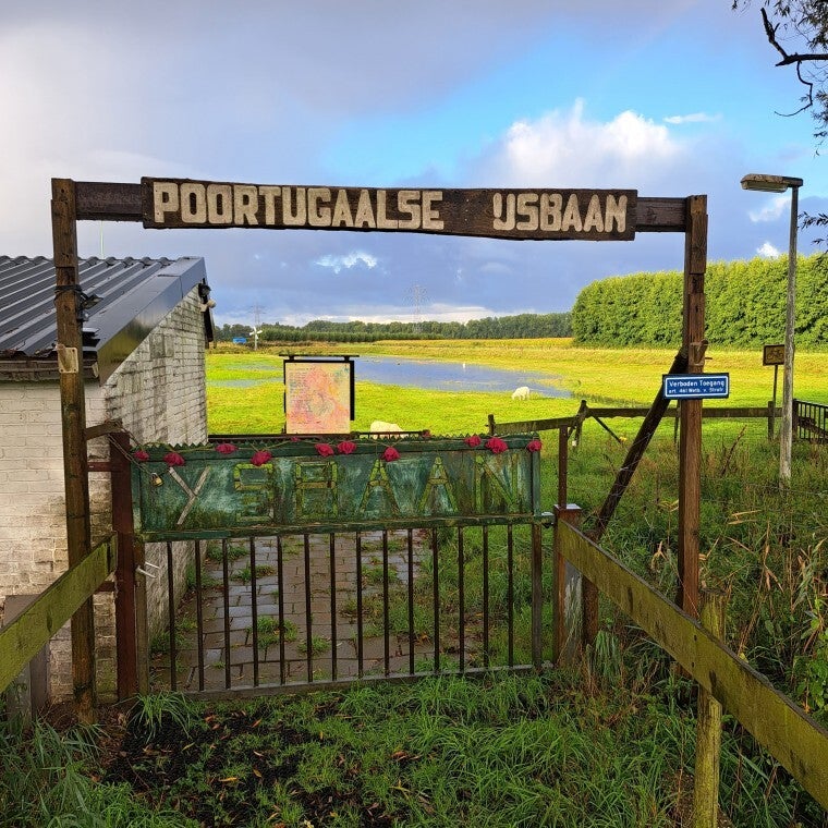 De Poortugaalse IJsbaan ibestaat al 125 jaar . Zolang er geen ijs is  wordt het authentieke clubhiuis gebruikt voor creativiteit en spiritualiteit.