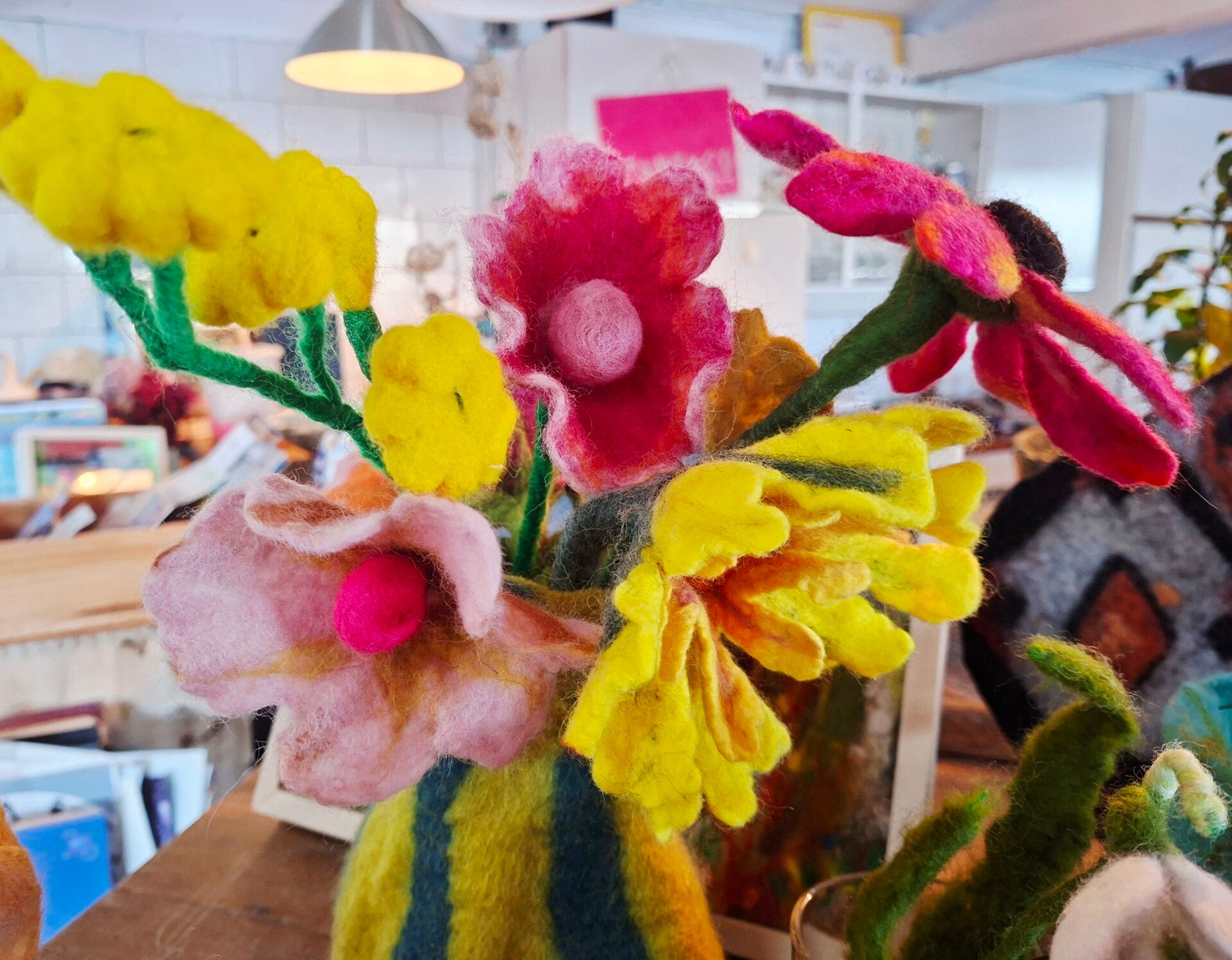 potje van klei met allemaal sliertjes. keramiek workshop in Poortugaal