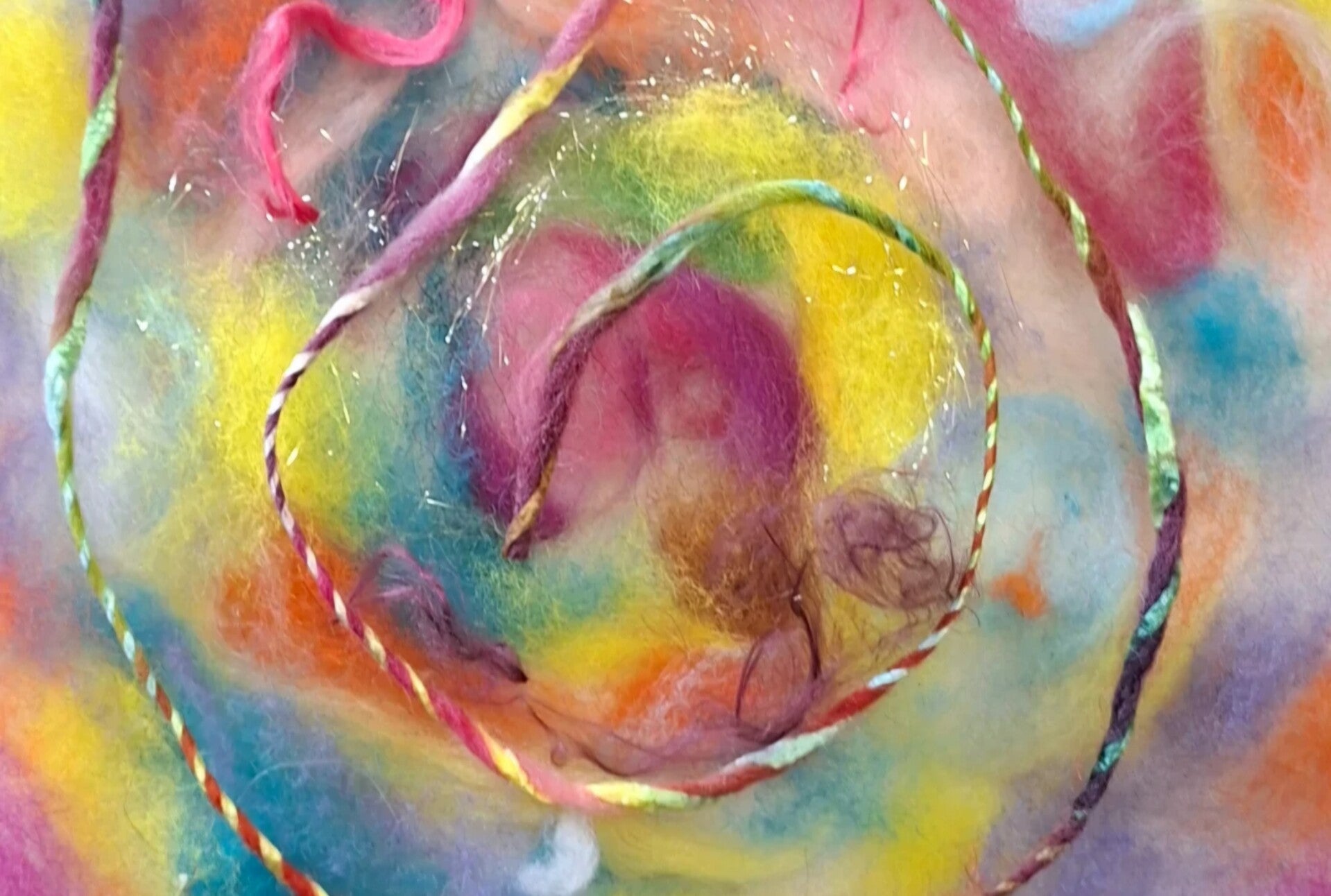 potje van klei met allemaal sliertjes. keramiek workshop in Poortugaal