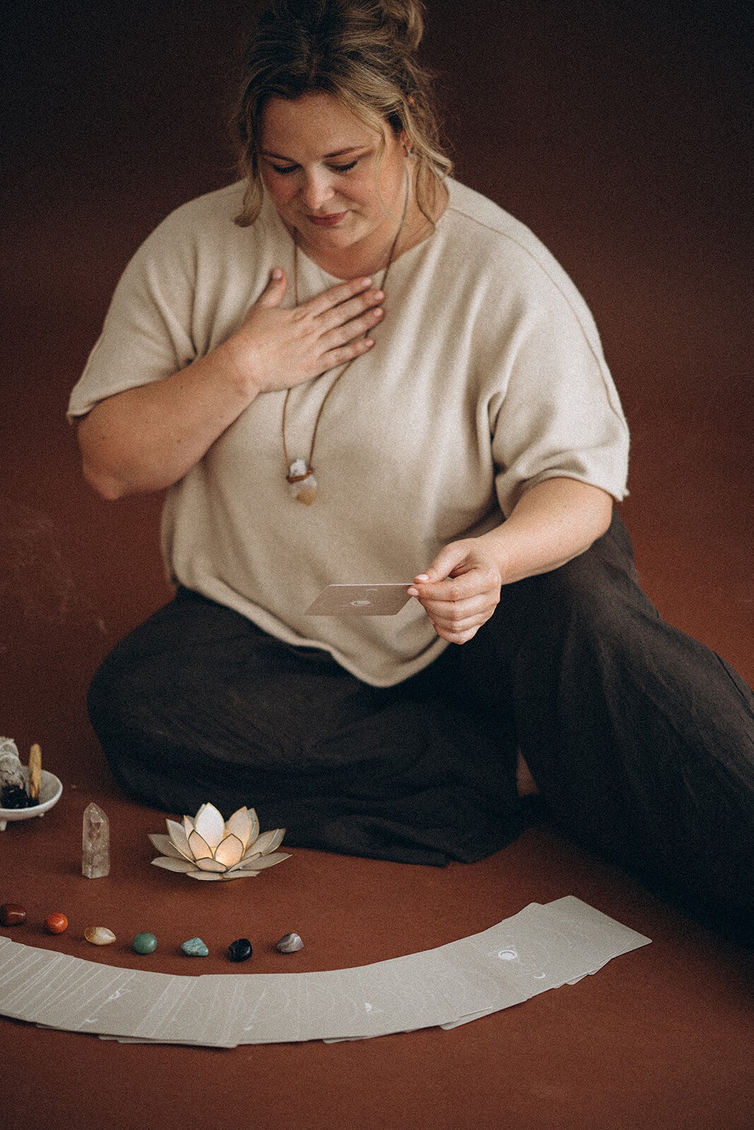 Glimlachende vrouw met Lotus kaars in haar hand. 