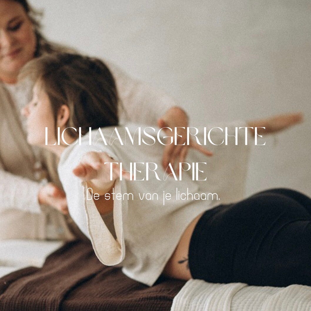 Een vrouw die met de armen gespreid vliegt, met de tekst 'trauma therapie'. 