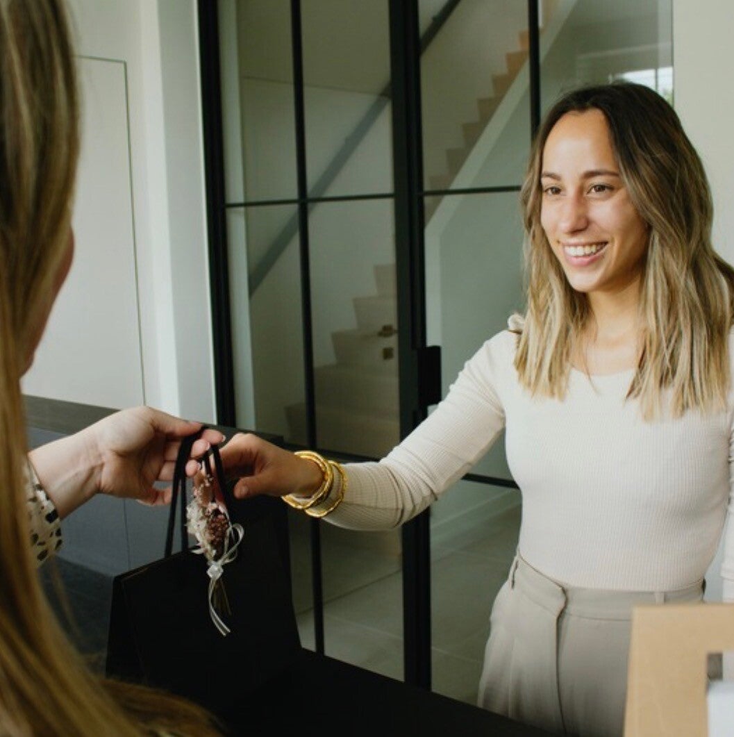 Glimlachende vrouw met Lotus kaars in haar hand. 