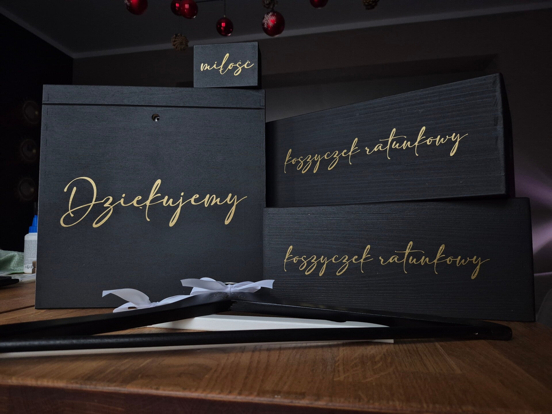 Skrzynia na koperty - Czarna, naklejka