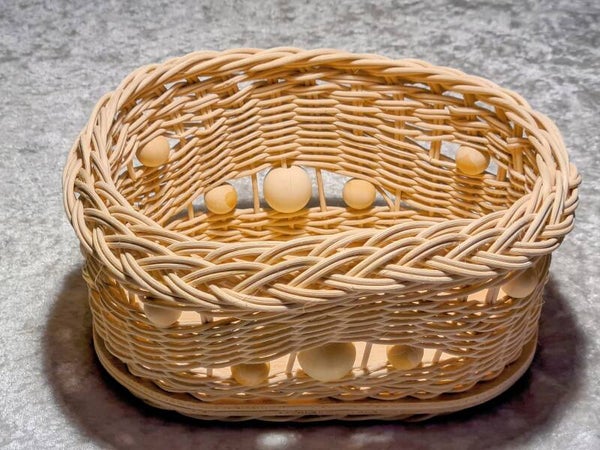 Korb mit Holzperlen