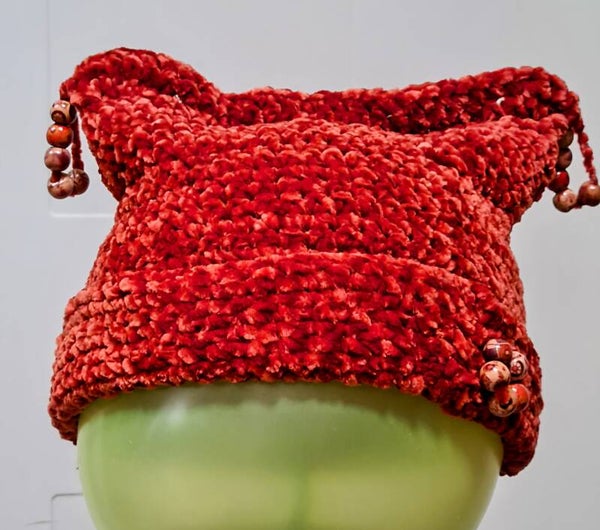 handgehäkelte Kindermütze aus superweichem Chenillgarn