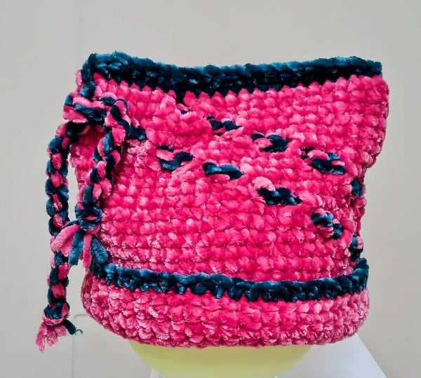 ha dgehäkelte Babymütze aus superweichem Chenillgarn