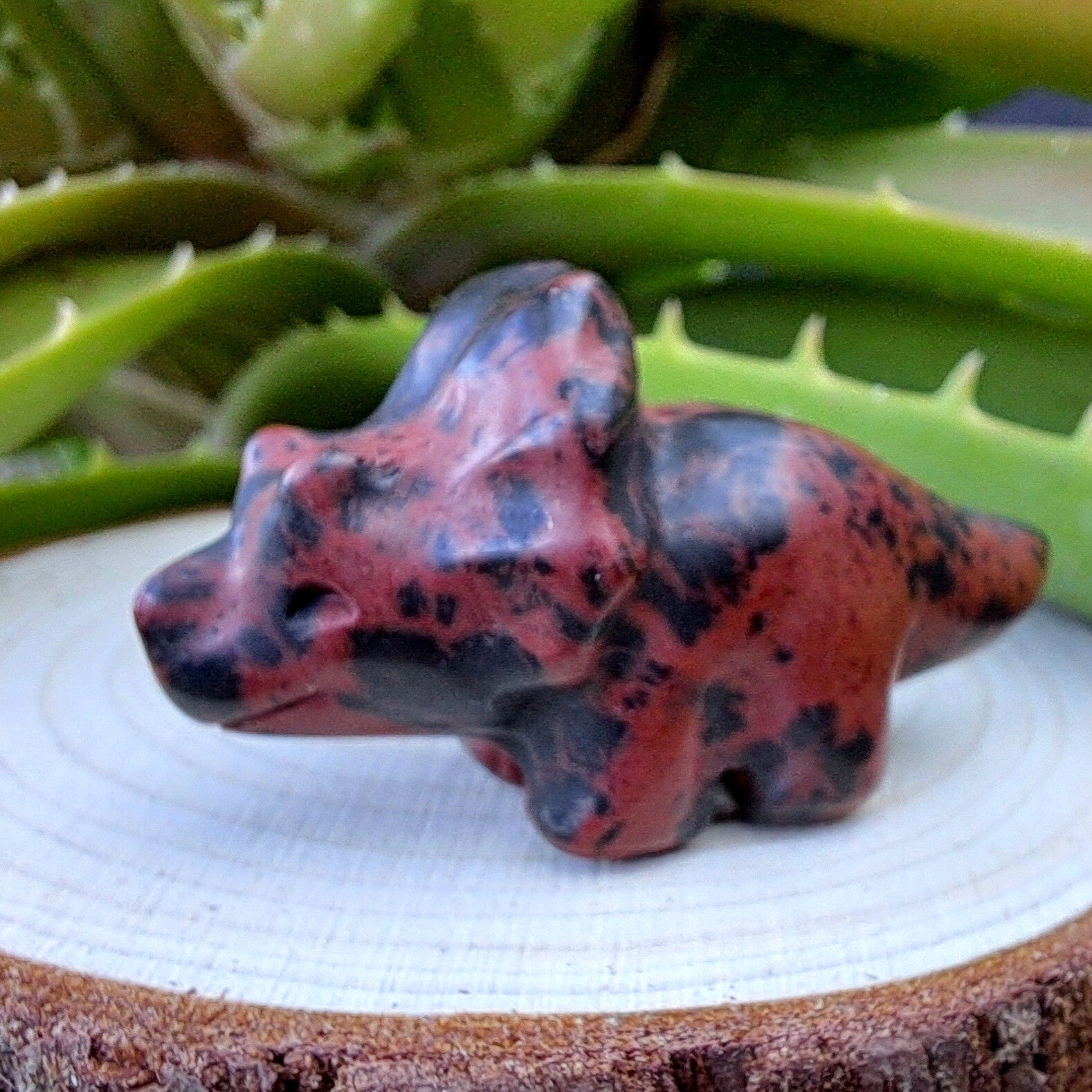 Collectibles - Triceratops - Rode obsidiaan - +/- 4 cm