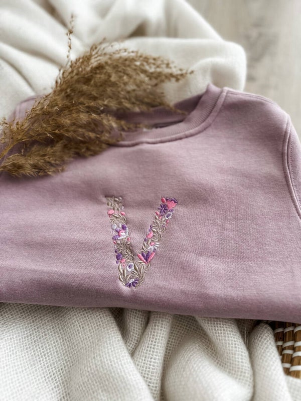 EIGEN sweater met bloemletter / Dino letter/ open letter