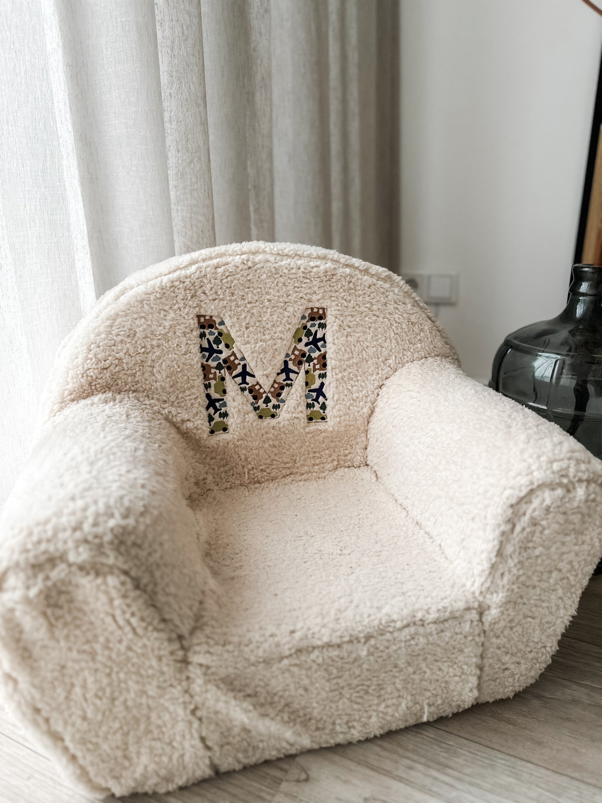 Teddy Stoel met voertuigen letter en naam