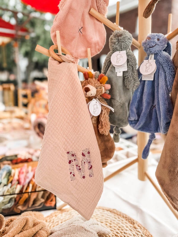 Speendoekje met bloemletter