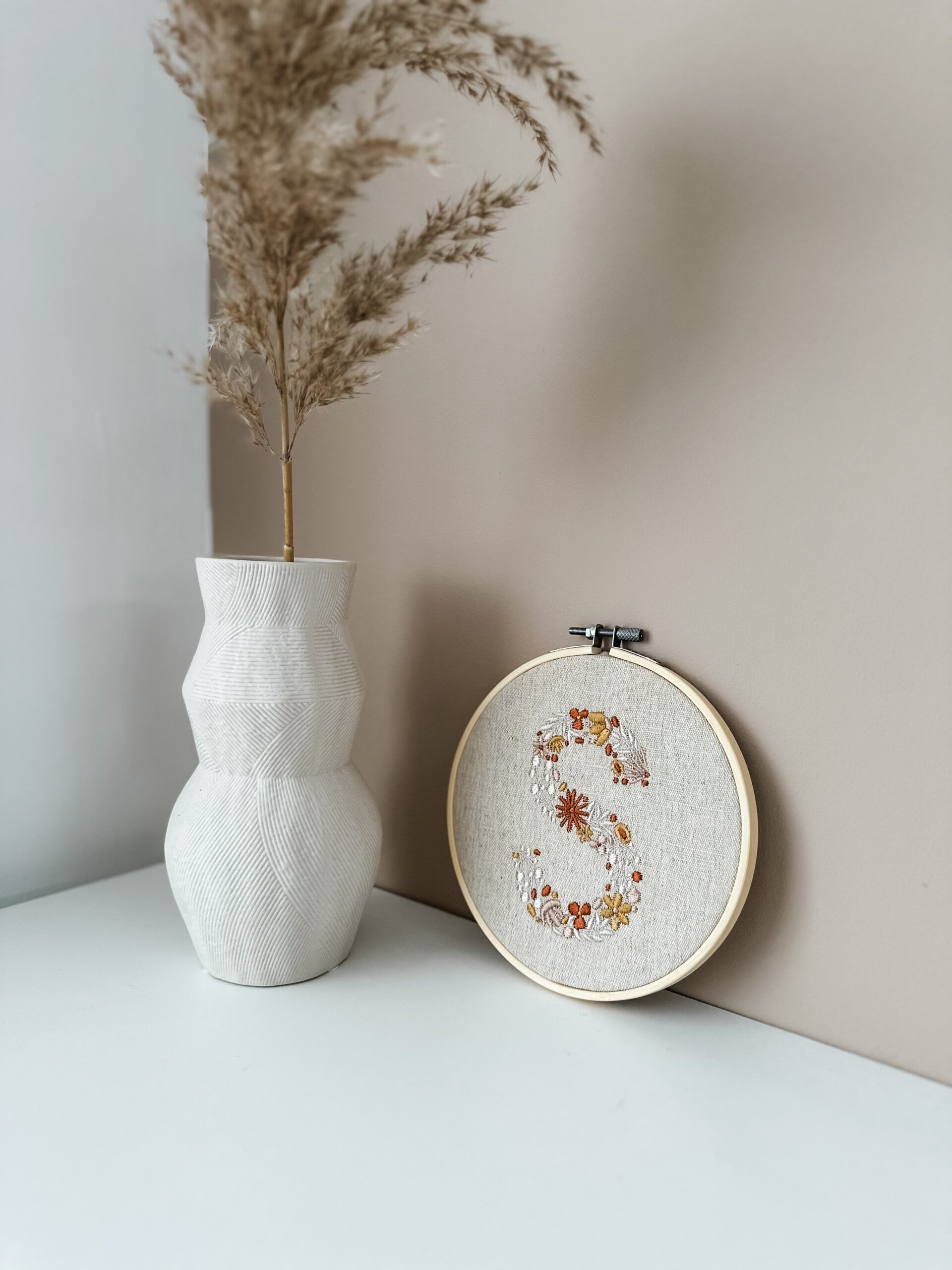 Wandhanger bloem letter Ø 15 cm