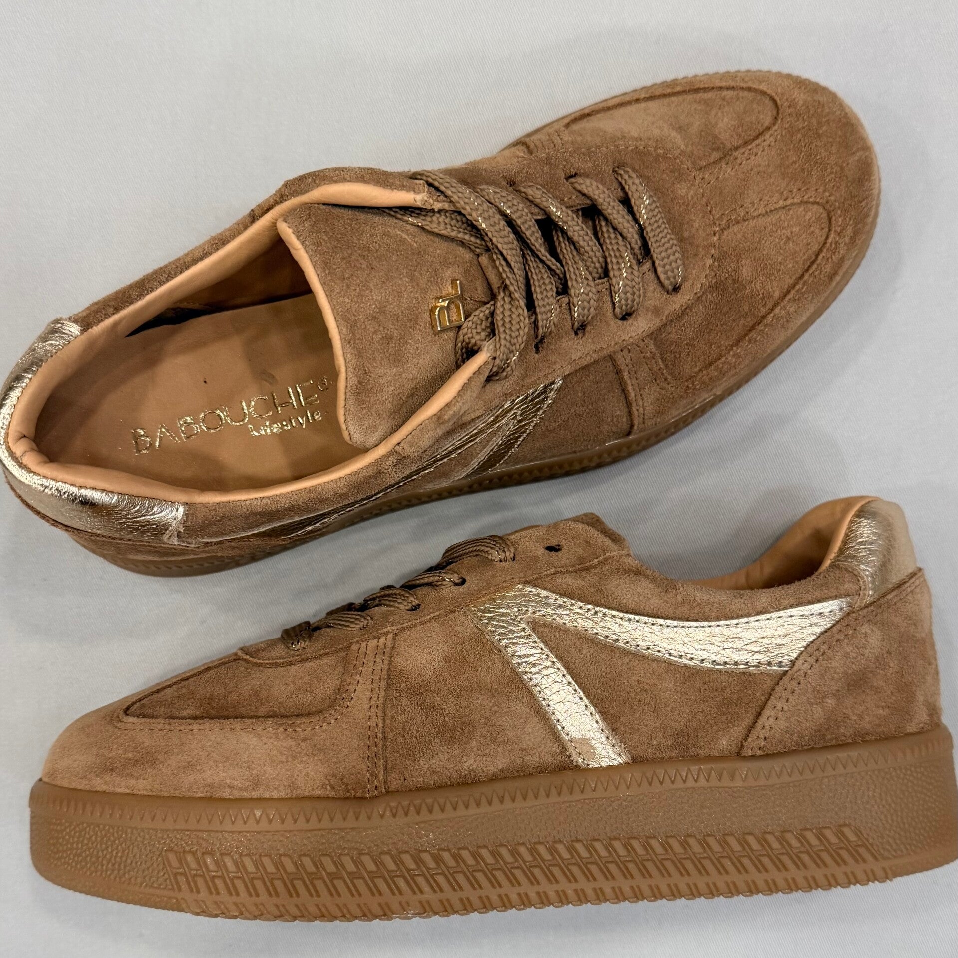 Babouche Liva-48 sneaker leer suede beige met goudkleurig detail