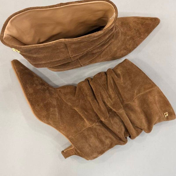 Babouche Jenna-2 enkellaars suede camel met klein hakje