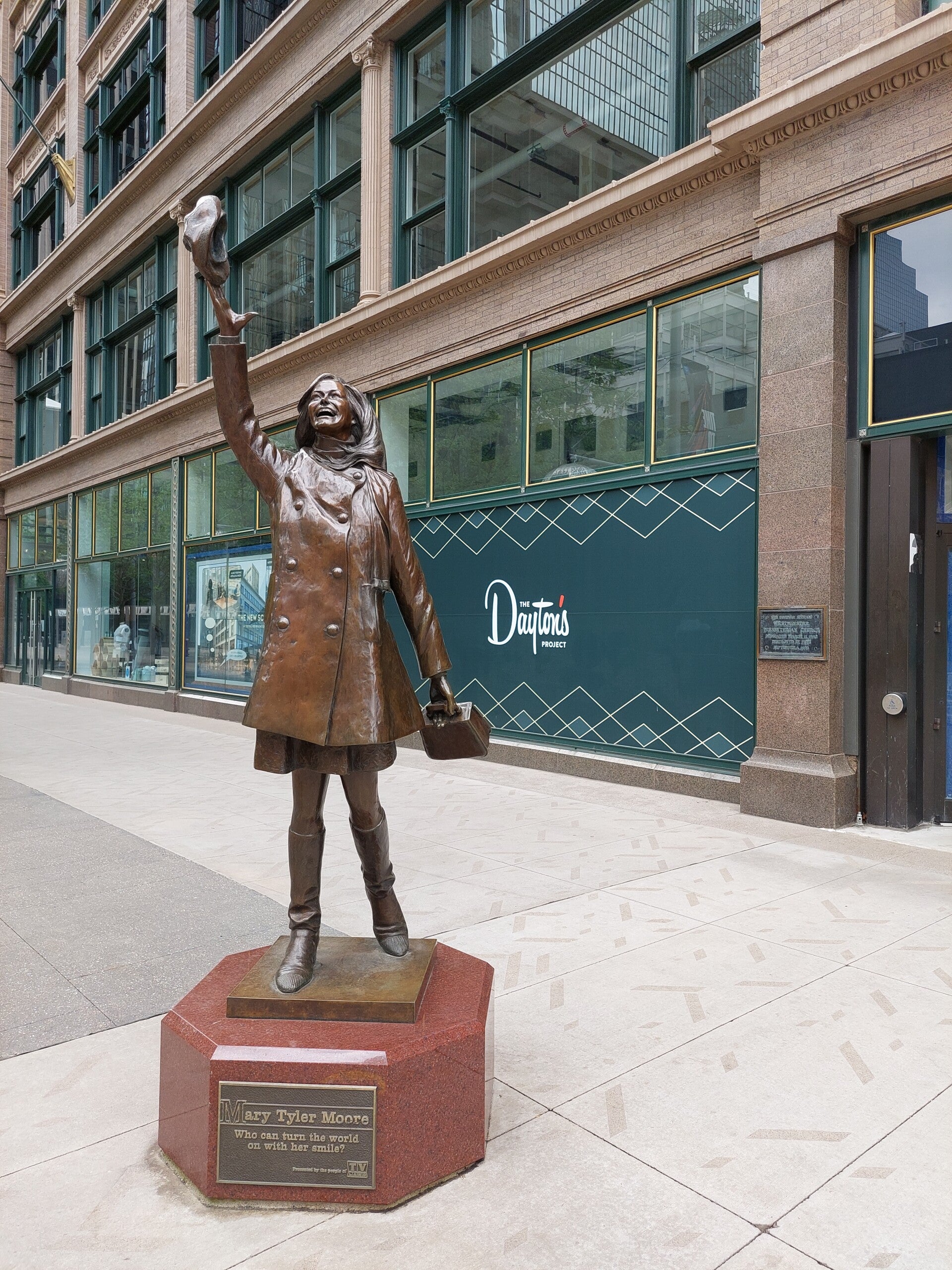  Mary Tyler Moore statue in Minneapolis